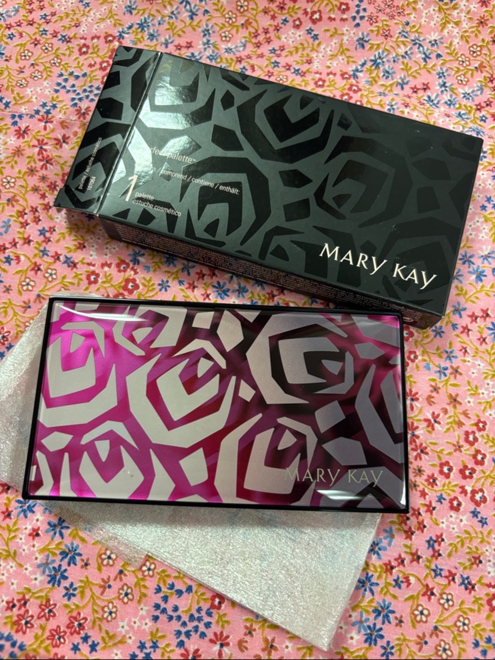 Mary Kay Perfect Palette Eyeshadow Palette - Black and magenta Pattern